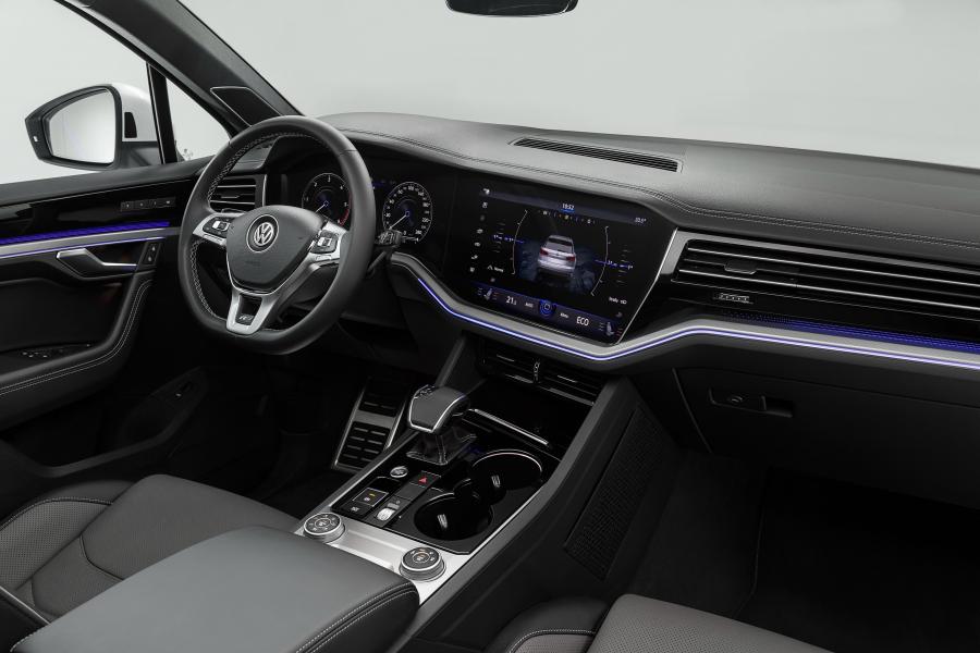 Интерьер Volkswagen Touareg V6 TDI R-Line 2018 года  (WW) (фото 11 из 41)